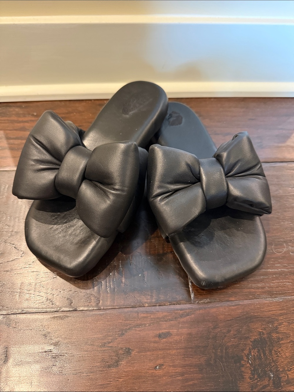 Off White padded bow slide in black